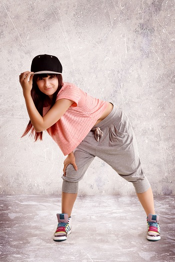 junge Frau tanzt Hip Hop